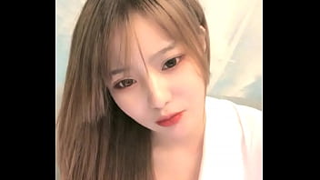 中国女孩在手机上成人直播秀 2024