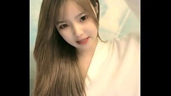 中国女孩在手机上成人直播秀 2024