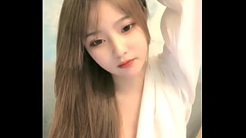 中国女孩在手机上成人直播秀 2024