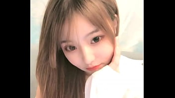 中国女孩在手机上成人直播秀 2024