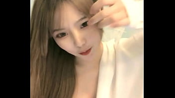 中国女孩在手机上成人直播秀 2024