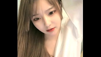 中国女孩在手机上成人直播秀 2024