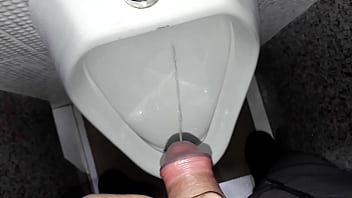 MEU MACHO ALPHA  ATIVO MIJANDO NO BANHEIRO PISS...