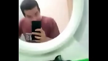 Me estoy masturbando en el baño de mi tia. Tienes algún problema con eso ?
