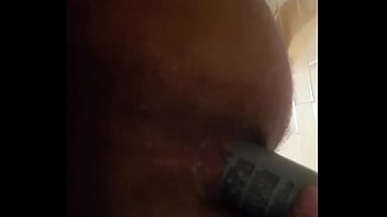 Na espera de um rola fico brincando com meu cu