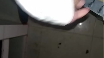 Me orino en los pantalones con mis pañales de tela y de paso tre deliciosos orgasmos