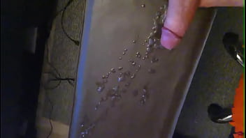 Macho dando leite quente e fresco...