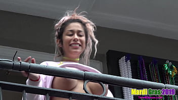 Femmes Montrant Le Cul, Les Seins Et La Chatte En Public Pendant Le Mardi Gras 2019