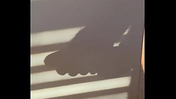 冬で朝日が地平線に沈んでいるとき、Pervy PapiFachero はコーヒーをもう一杯飲もうと立ち上がって、あることに気が付きました...
