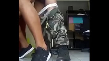 Soldado brasilero le hace servicio a un goloso