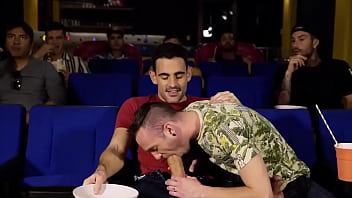 Grupo de pervertidos viendo a sus compas coger