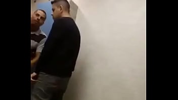 mamando rola no banheiro publico