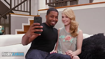 Tiny Blonde (Hannah Hayes) Trai o namorado com (Isiah Maxwells) Big Cock - Reality