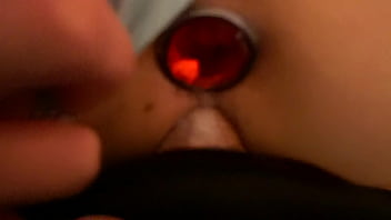 Schneller Fick mit Analplug und süßen Höschen