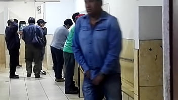 PERUANO GORDITO PINGON EN BAÑO PUBLICO