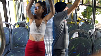Estudante sendo encoxada no ônibus em público!