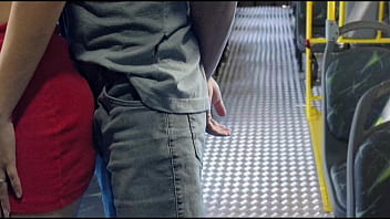Estudante sendo encoxada no ônibus em público!