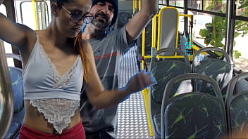 Estudante sendo encoxada no ônibus em público!