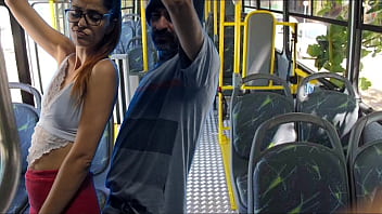 Estudante sendo encoxada no ônibus em público!