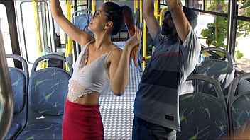 Estudante sendo encoxada no ônibus em público!