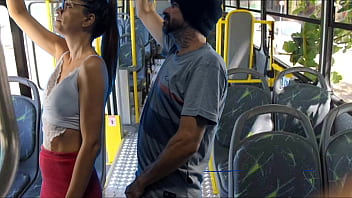 Estudante sendo encoxada no ônibus em público!