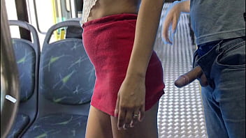 Estudante sendo encoxada no ônibus em público!