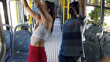 Estudante sendo encoxada no ônibus em público!