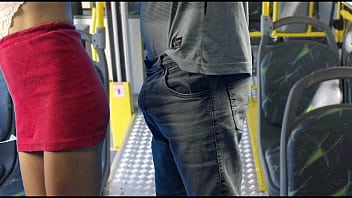 Estudante sendo encoxada no ônibus em público!