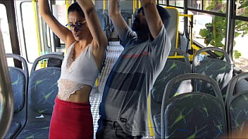 Estudante sendo encoxada no ônibus em público!