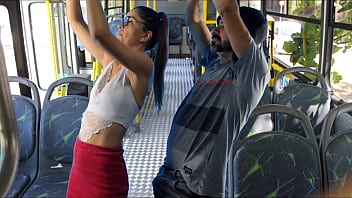 Estudante sendo encoxada no ônibus em público!