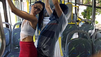 Estudante sendo encoxada no ônibus em público!