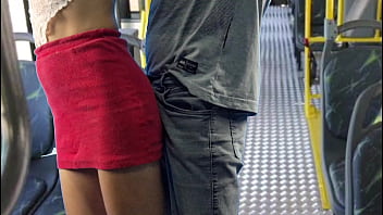 Estudante sendo encoxada no ônibus em público!
