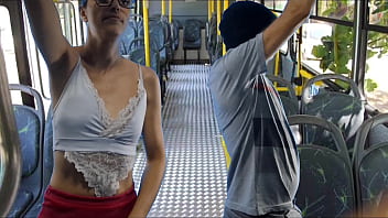 Estudante sendo encoxada no ônibus em público!