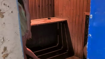 Stiefsohn spritzt versehentlich ab - Stiefmutter muss ihre Muschi von seinem Sperma säubern! 11 min