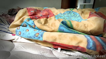 Zitternder, lauter Stöhn-Orgasmus unter der Kuscheldecke