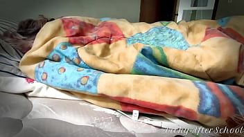 Kuscheldecken-Zitterorgasmus: Lautes Stöhnen unter der Decke