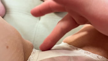 Ich reibe meine cremige Muschi mit nassen Höschen und stöhne laut zum Orgasmus