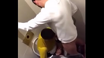 Flagra oral gay banheiro