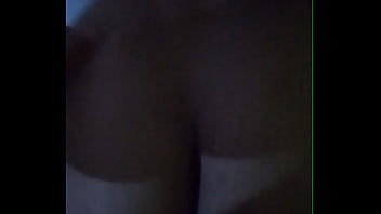 Manger Une Brune Chaude À Quatre Pattes Au Lit