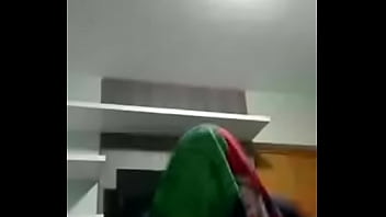 Garçon Doué Exhibant Son Trouble Mental De Droit De Naissance