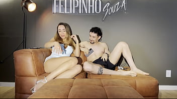 Não aguentei e gozei gostoso com o meu primo antes da minha tia chegar