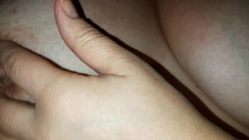 Morgensprall: Nippel-Attacke am Bett