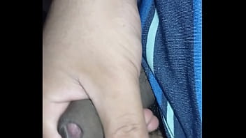 Chico de 19 años enseña el pene recién despertando