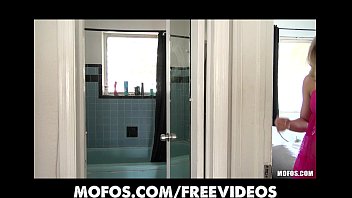 Video Stunning sexy blonde amateur masturbates in her bathroom