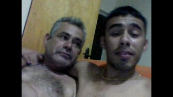 coroa pegando o novinho de frango assado.