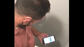 Punhetando No Banheiro Da Leroy...