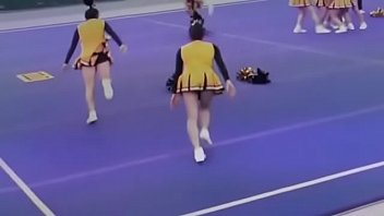 Mas de Cheerleaders sexys upskirt