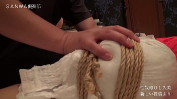 おしっこがたっぷり染み込んだおむつを被らされるドM女ｗ