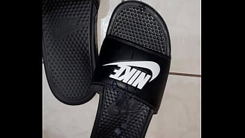 Gozada no chinelo slide