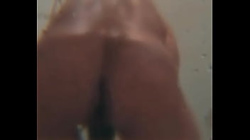 Mostrando las nalgas...